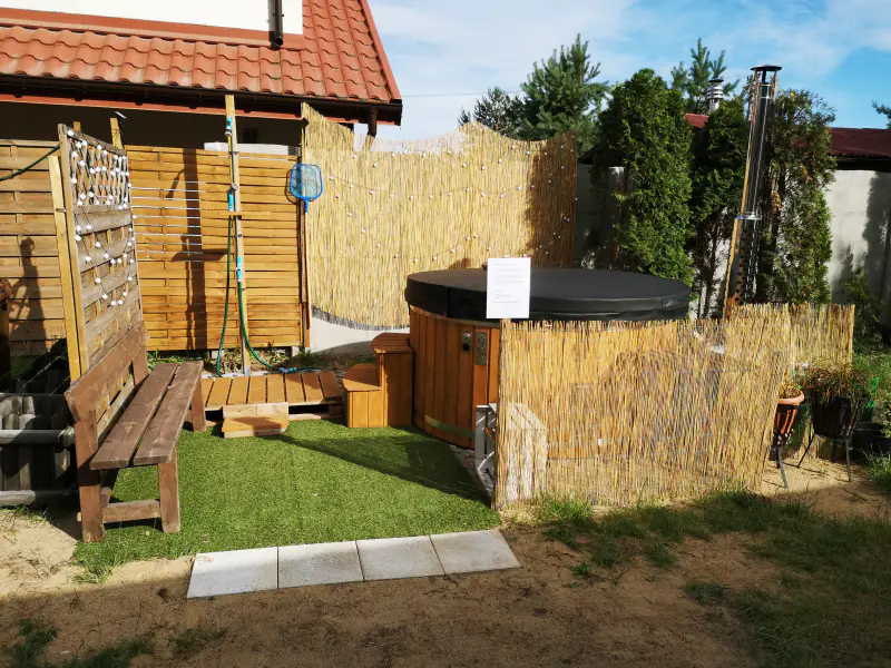 Hölzerner Hot Tub (Whirlpool) im Garten bei den Häusern
