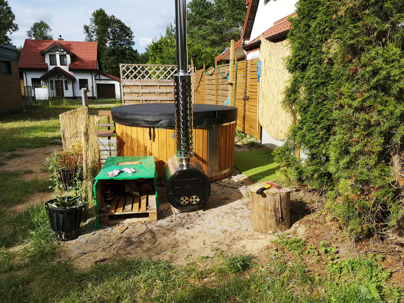 Hölzerner Hot Tub mit holzbefeuertem Ofen
