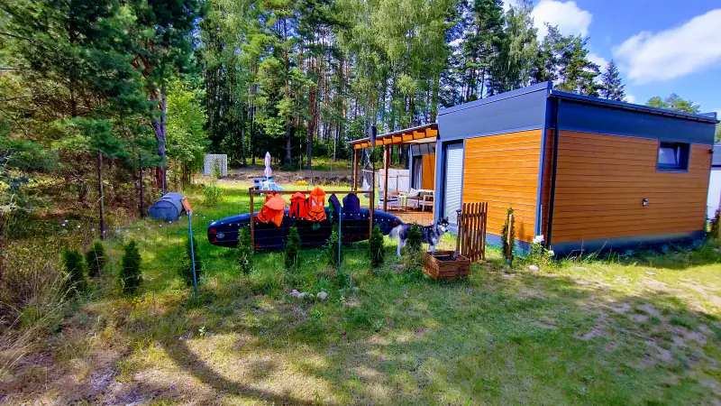 Modernes Holzhaus mit Terrasse