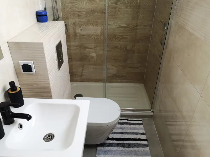 Badezimmer mit Dusche
