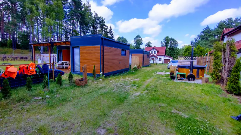 Blick auf das Grundstück mit zwei Häusern und einem Hot Tub