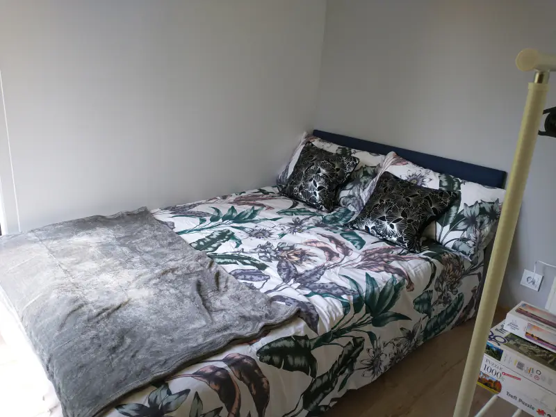 Schlafzimmer mit Doppelbett