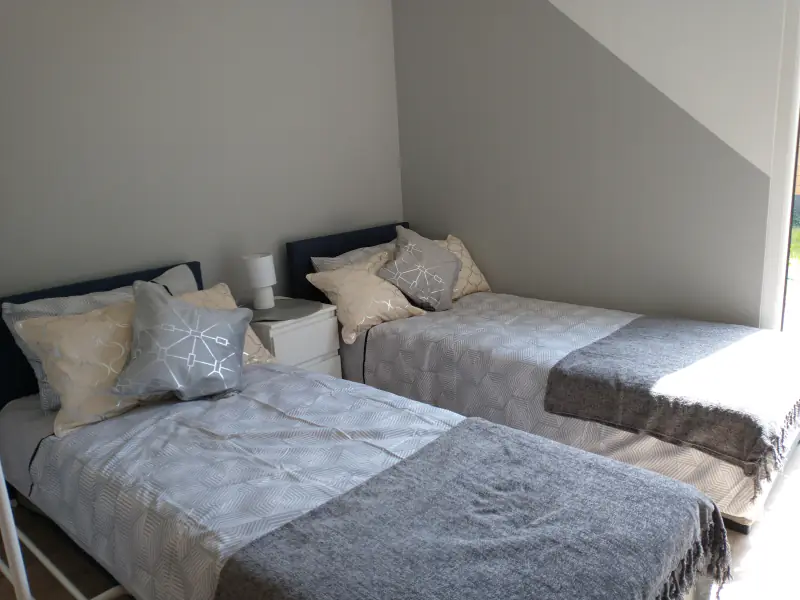 Schlafzimmer mit zwei Einzelbetten