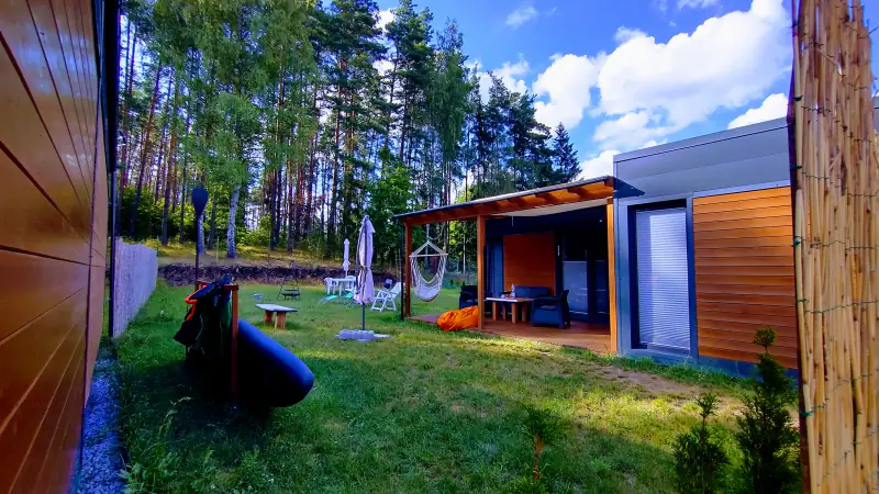 Überdachte Terrasse mit Sitzbereich am Haus